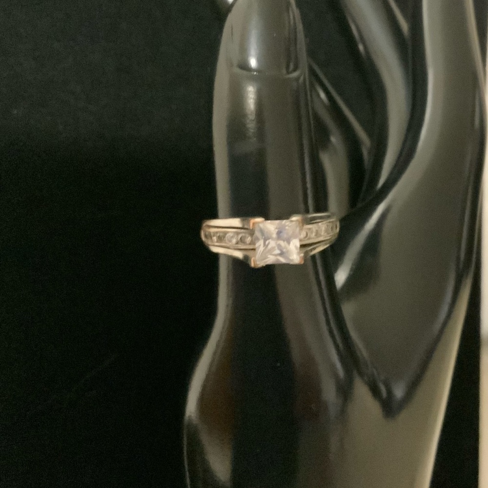 Elegant Silver Ring with Clear Stones